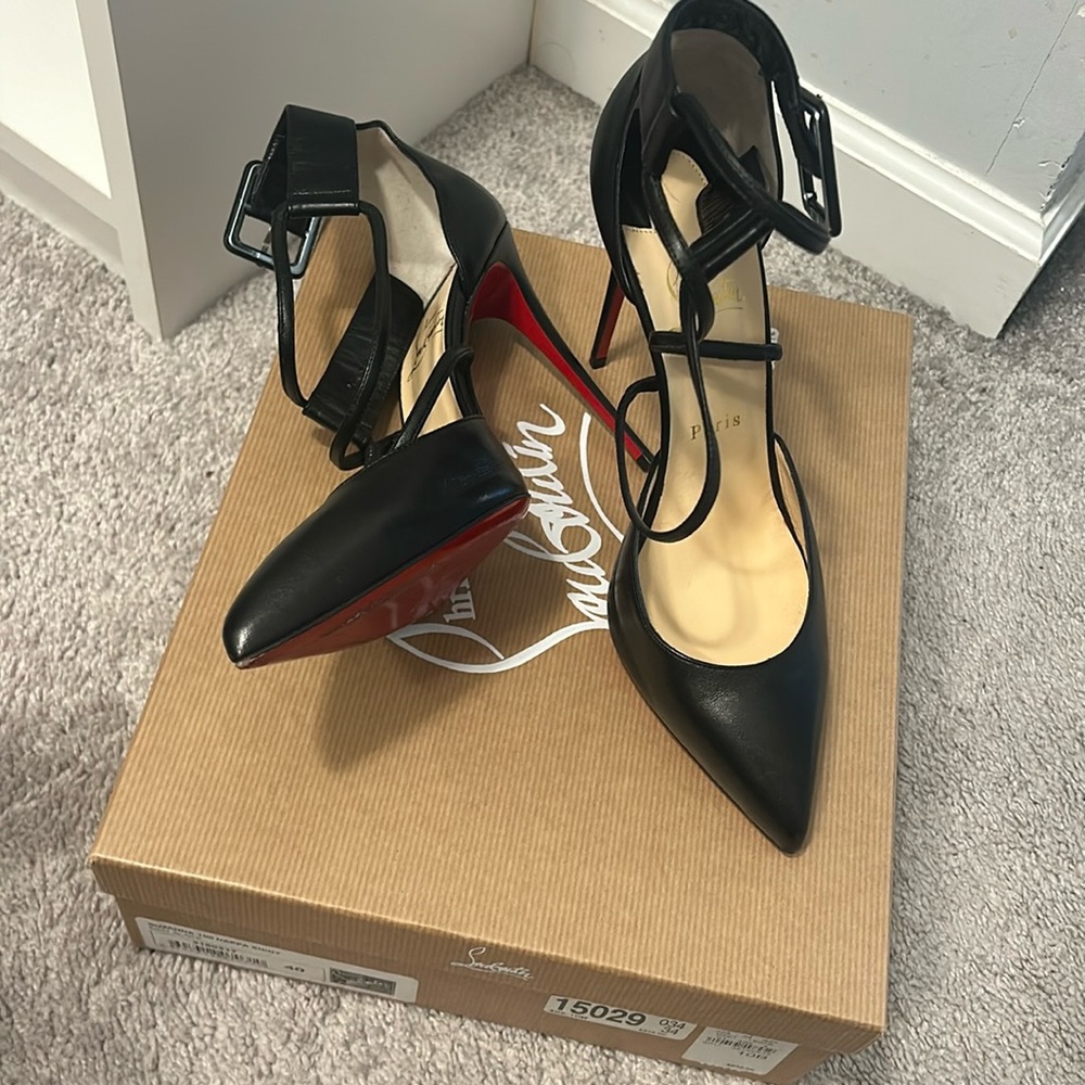 Christian Louboutin Suzanna red bottom black pumps.